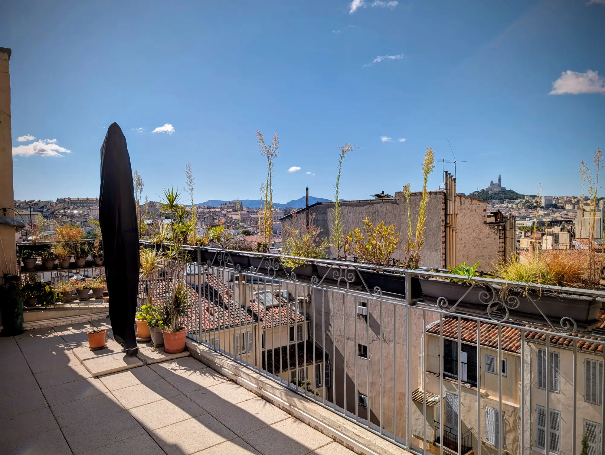 Terrasse sur les toits de Marseille avec vue sur Notre-Dame-de-la-Garde