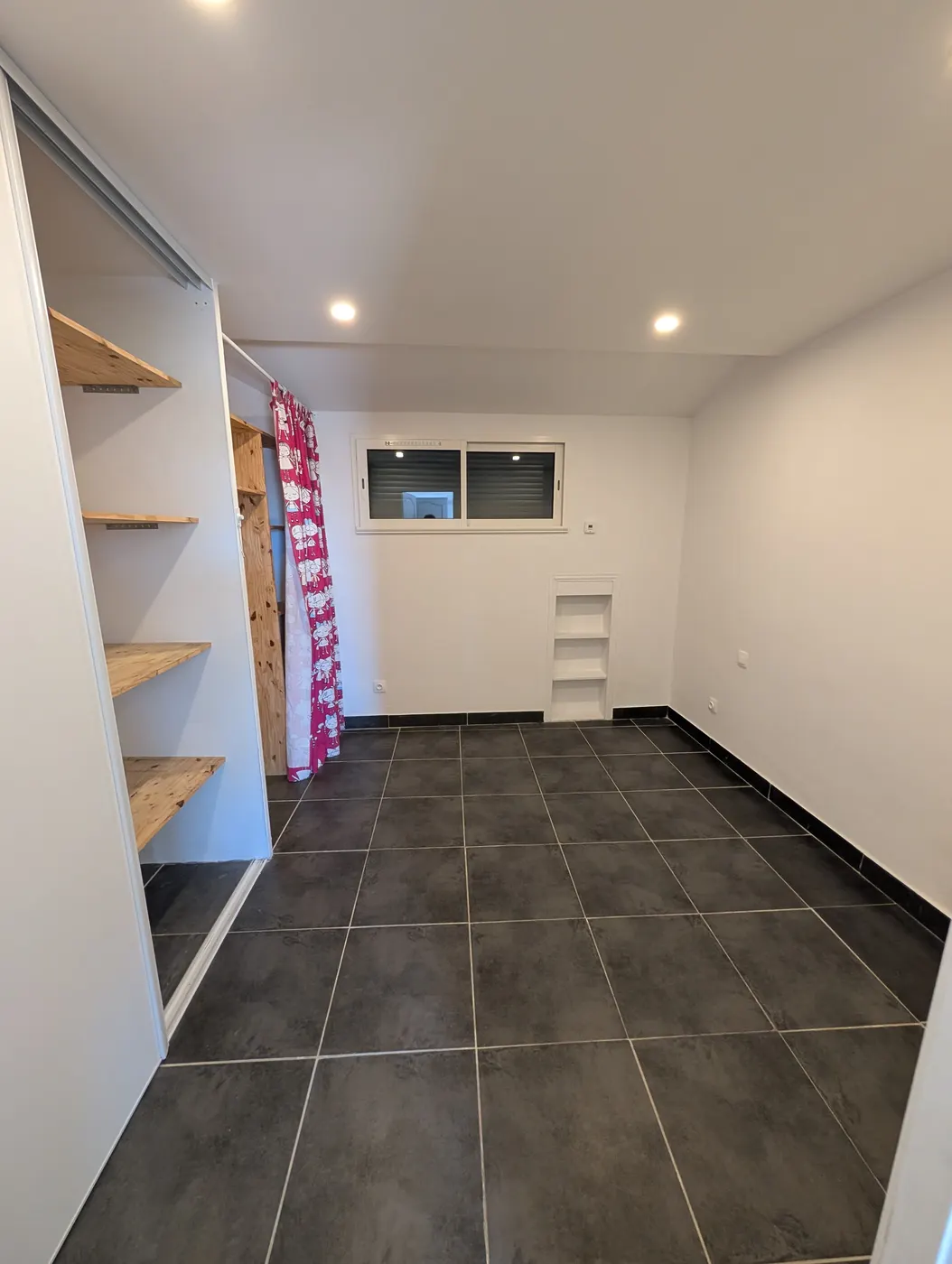 Chambre meublée avec rangements sur mesure