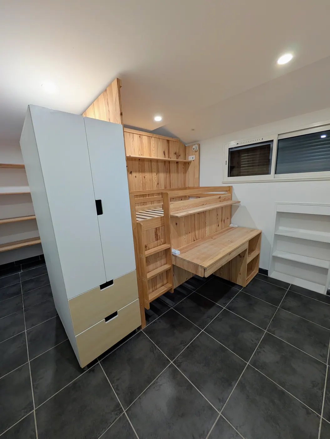 Chambre avec lit, bureau et rangements intégrés